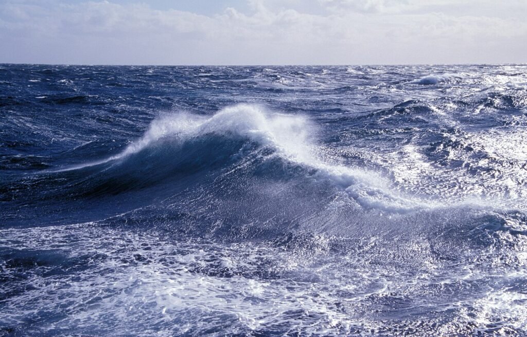 Anticyclone Arrival: Cooler Weather and Rough Seas in Mauritius